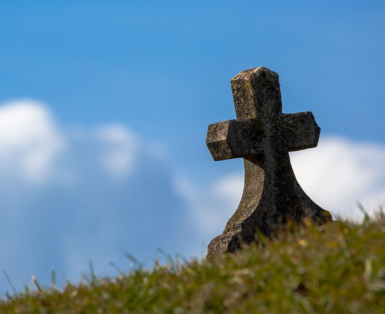 В Самаре девушка осквернила могилы, засунув крест себе между ног