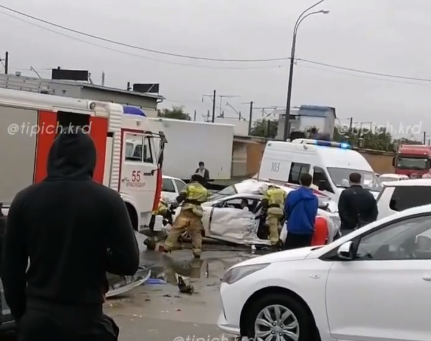 В Краснодаре в массовом ДТП с грузовиком погибло трое