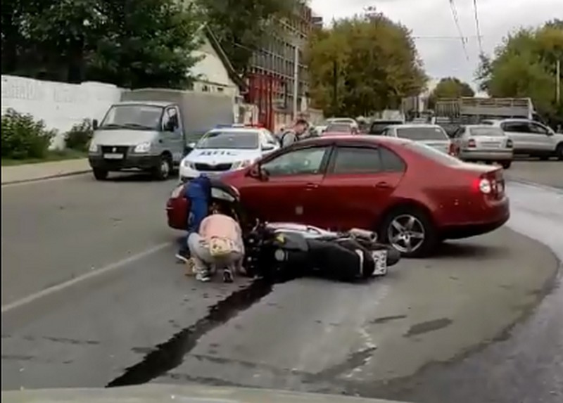 На улице Островского в Рязани столкнулись мотоциклист и автомобиль