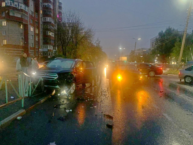 В столкновении BMW и Ford Kuga на Зубковой пострадала 38-летняя рязанка