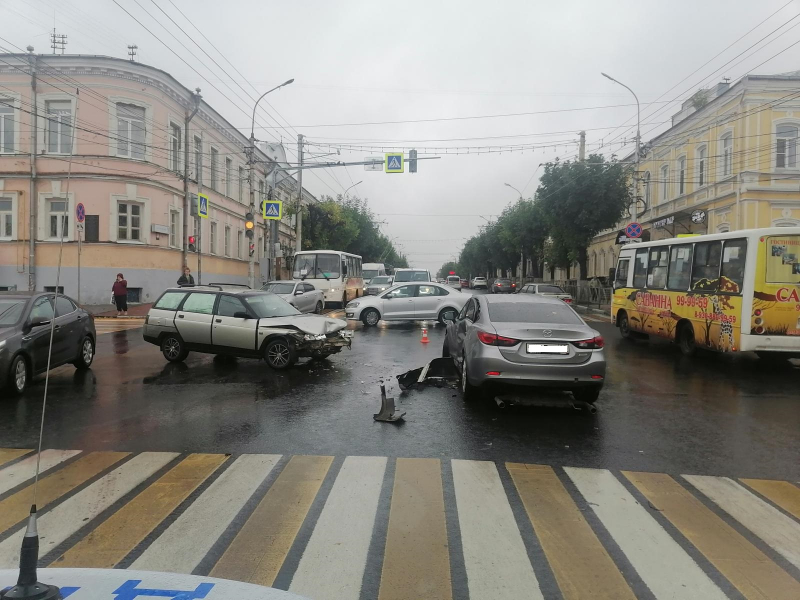 Водитель, устроивший ДТП с пострадавшими в центре Рязани, проехал на красный