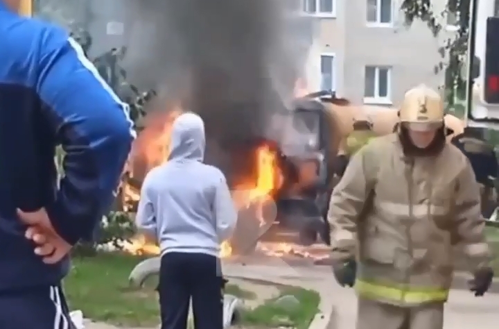Во дворе дома в Рязани загорелся грузовик.mp4_snapshot_00.03.662