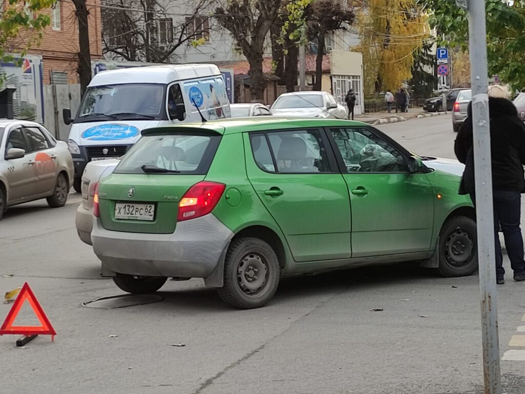В центре Рязани такси попало в ДТП