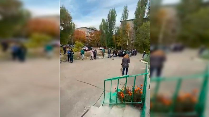 В Воронеже сняли на видео очередь из более чем 100 человек в поликлинику №7