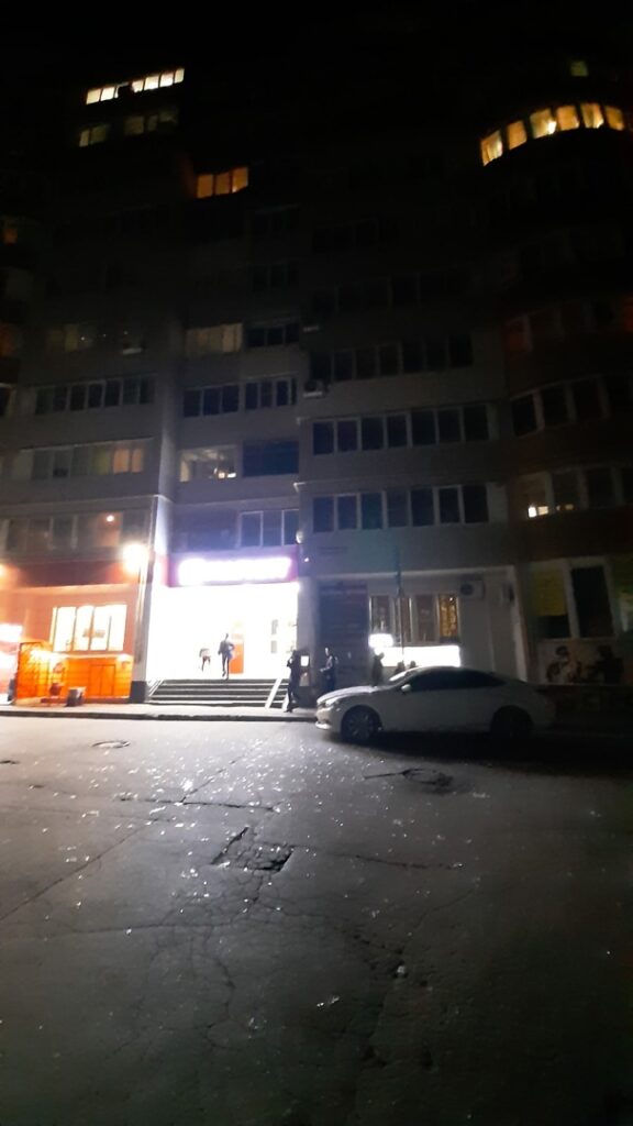 В Рязани на улице Вишнёвой окно упало на припаркованный автомобиль