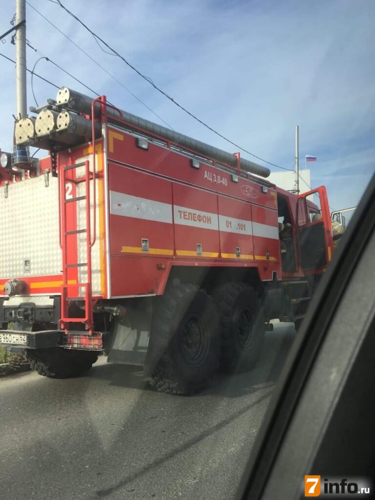 На улице Спортивной в Рязани автомобиль врезался в столб