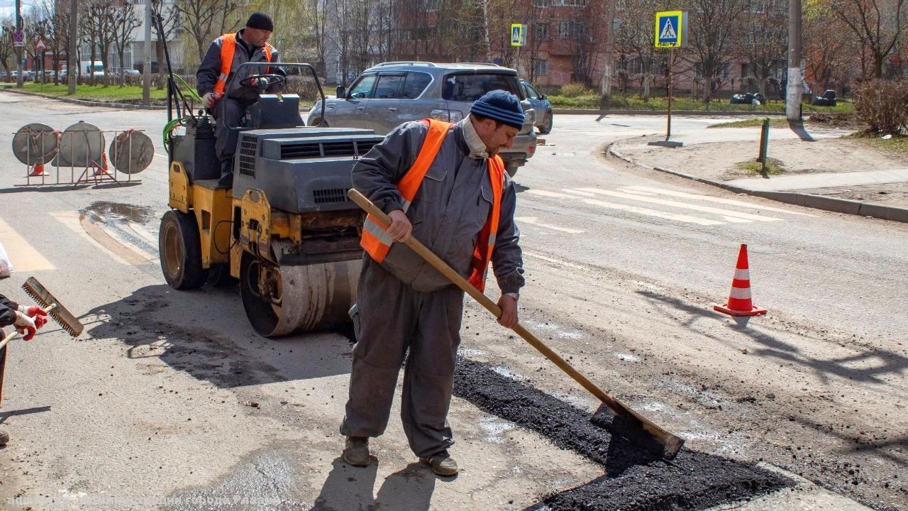 В Рязани продолжают заделывать ямы на дорогах