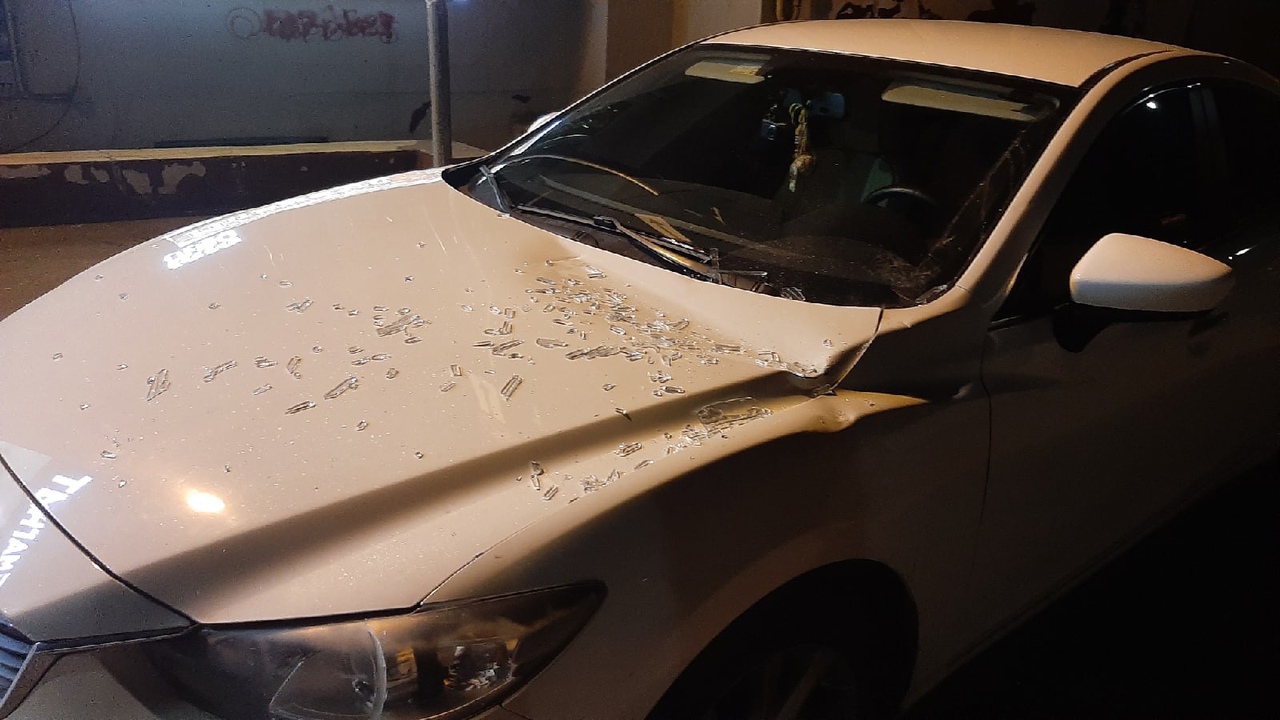 В Рязани на улице Вишнёвой окно упало на припаркованный автомобиль