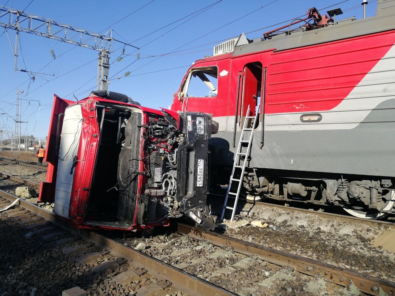 В Амурской области водитель грузовика столкнулся с товарным поездом