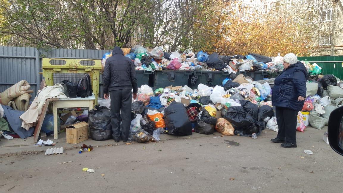 Жители Рязани пожаловались на переполненные контейнеры для мусора