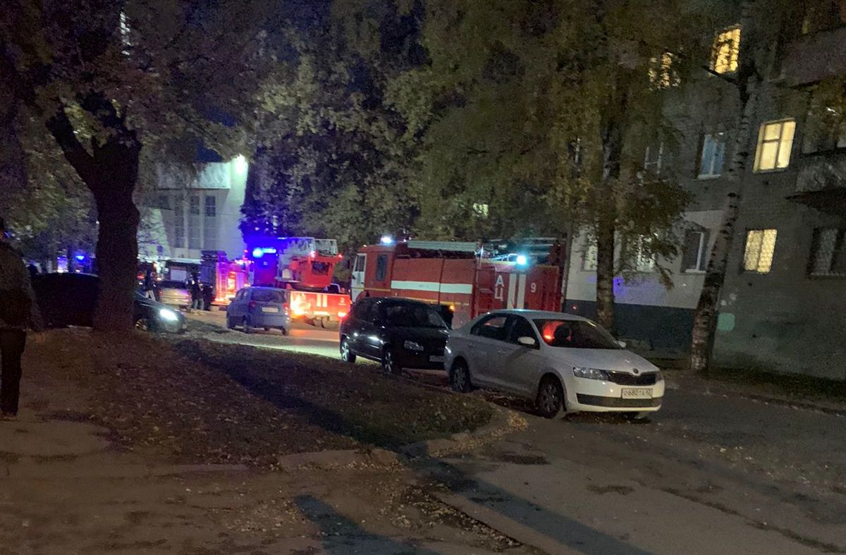 У общежития РГУ в Рязани заметили шесть пожарных машин
