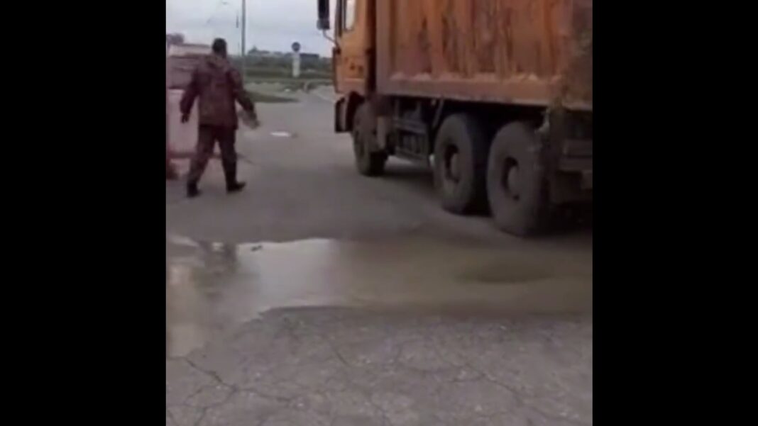 Водитель испачкал дорогу