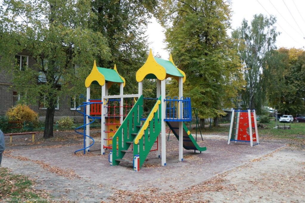 Елена Сорокина проверила новую детскую площадку в Ворошиловке