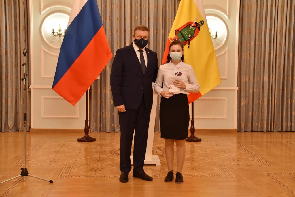 Губернатор Николай Любимов вручил паспорта лучшим школьникам Рязанской области В среду, 3 ноября, в правительстве Рязанской области прошла церемония вручения паспортов. Документ лучшим школьникам региона накануне Дня народного единства вручал губернатор Николай Любимов.