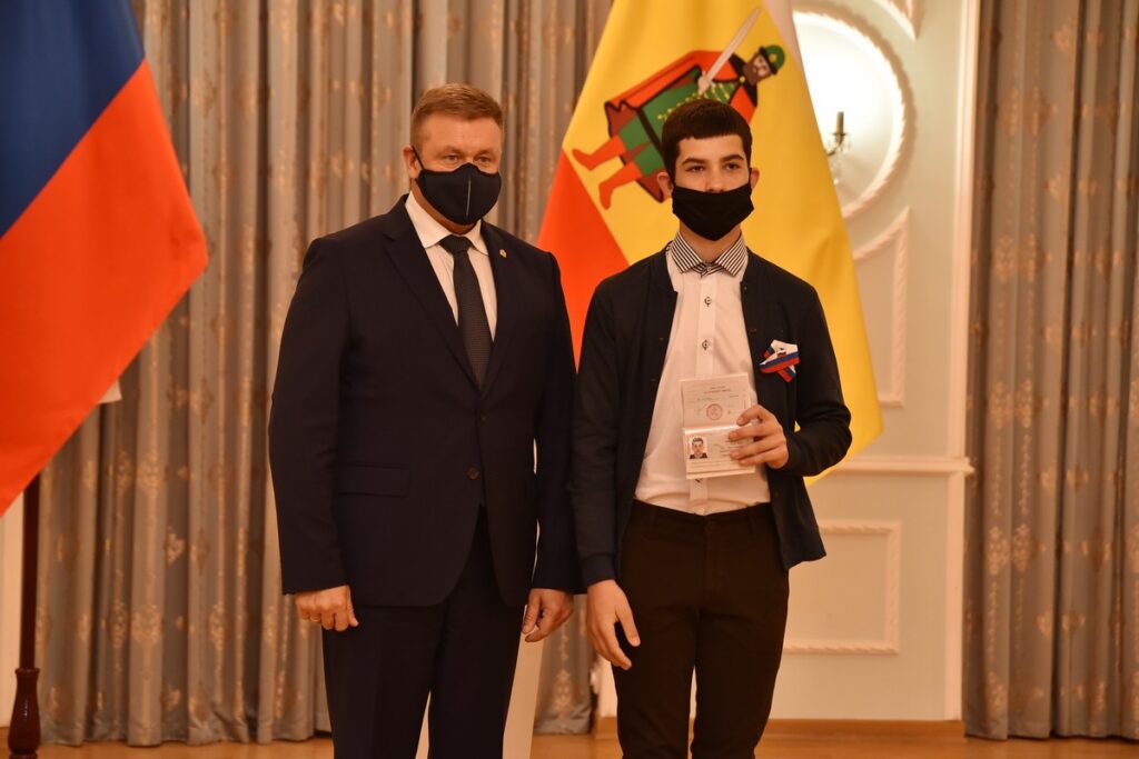 Губернатор Николай Любимов вручил паспорта лучшим школьникам Рязанской области В среду, 3 ноября, в правительстве Рязанской области прошла церемония вручения паспортов. Документ лучшим школьникам региона накануне Дня народного единства вручал губернатор Николай Любимов.