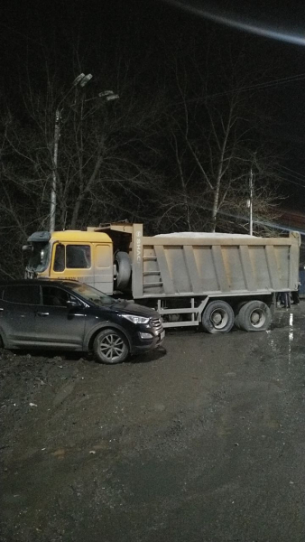 Появились фотографии с места наезда грузовика на остановку с людьми в Рязани