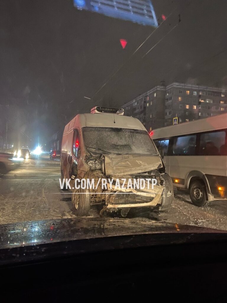 В ДТП с участием автомобиля СК в Рязани пострадали три человека