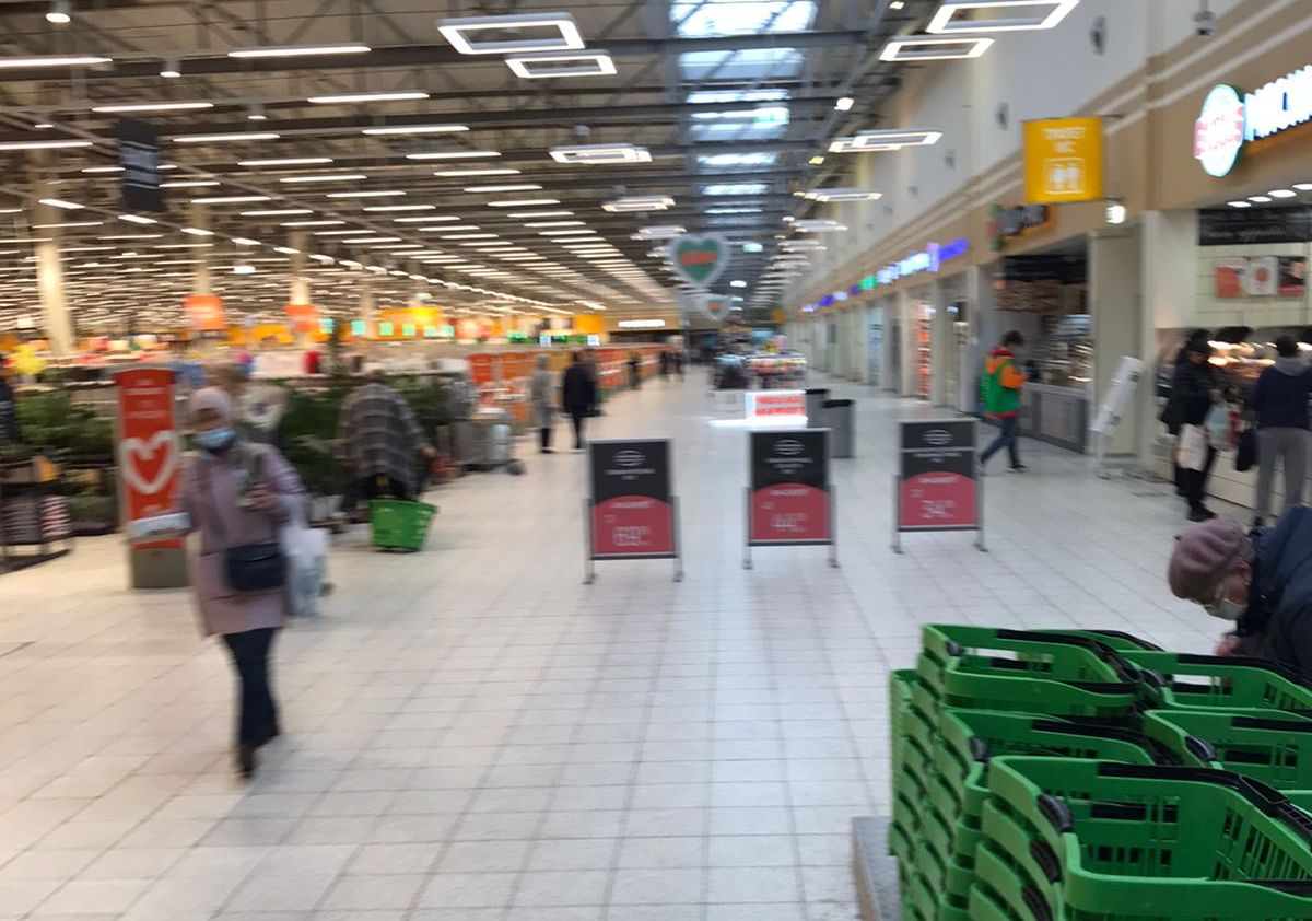 Гипермаркет «Глобус» практически опустел после введения коронавирусных ограничений в Рязани