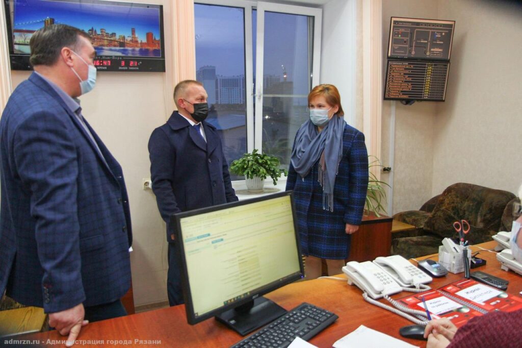 Мэр Рязани Елена Сорокина посетила дежурные службы города В среду, 3 ноября, глава администрации Рязани Елена Сорокина побывала на муниципальных предприятиях города — РМПТС, Водоканал, Управление по делам ГО и ЧС, РГРЭС.