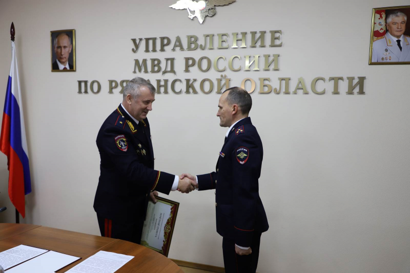 День сотрудника ОВД отметили в Управлении МВД России по Рязанской области Традиционно торжественные мероприятия начались с возложения цветов к Мемориалу сотрудникам органов внутренних дел, погибшим при выполнении служебных обязанностей и на фронтах Великой Отечественной войны.