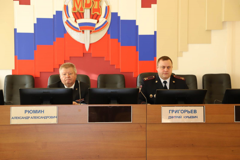 День сотрудника ОВД отметили в Управлении МВД России по Рязанской области Традиционно торжественные мероприятия начались с возложения цветов к Мемориалу сотрудникам органов внутренних дел, погибшим при выполнении служебных обязанностей и на фронтах Великой Отечественной войны.
