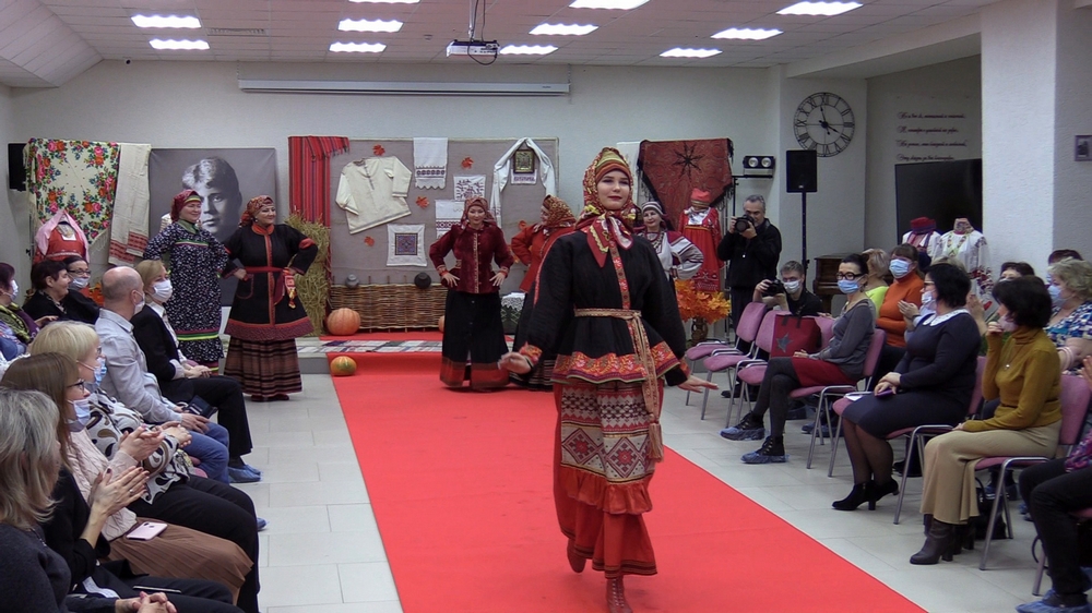 "Есенинка" представила своих лирических героинь в народных костюмах