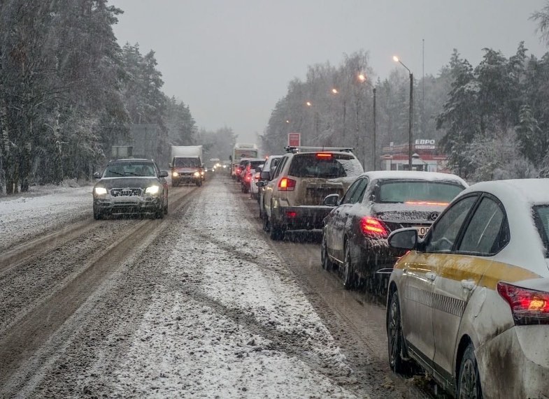 Солотчинское шоссе встало в пробку — опубликованы фото коллапса
