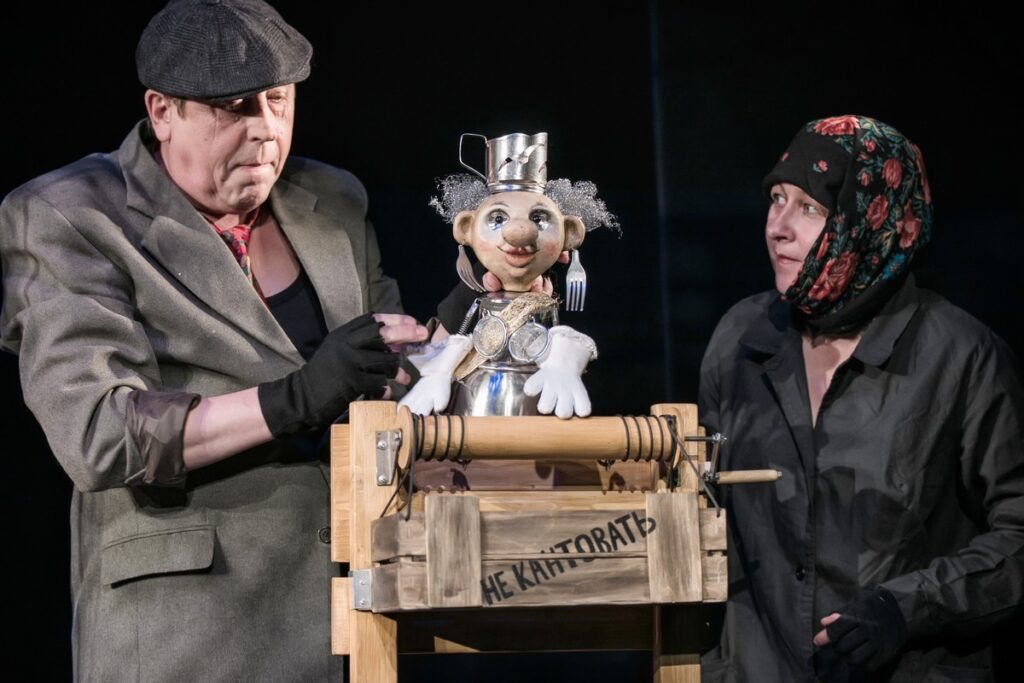 В Рязанском театре кукол поставили сказочную забаву для взрослых