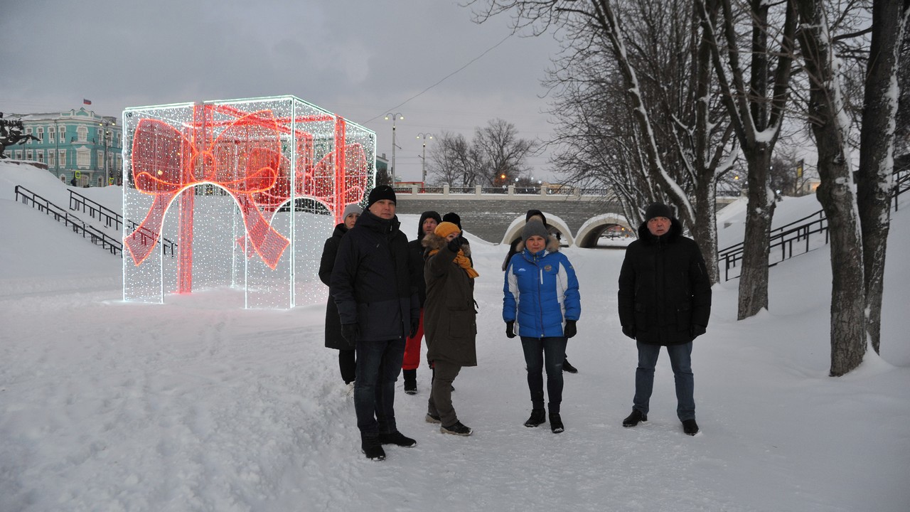 Мэр Рязани Елена Сорокина проверила работу праздничной иллюминации |  26.12.2021 | Рязань - БезФормата