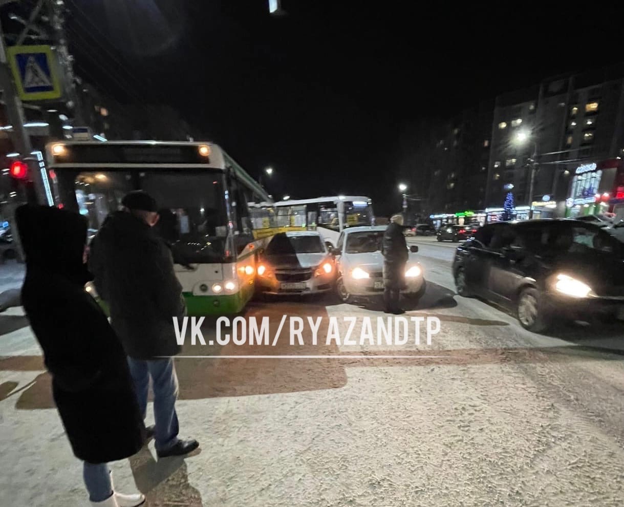 Массовое ДТП с автобусом произошло на улице Новосёлов в Рязани