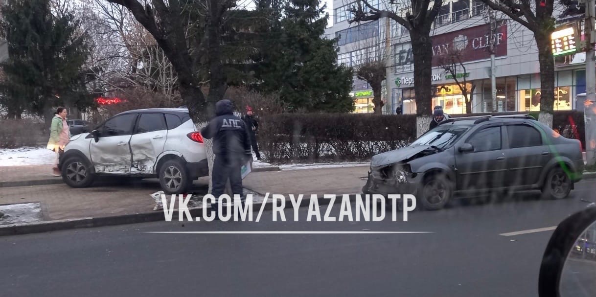 В столкновении двух автомобилей в центре Рязани никто не пострадал