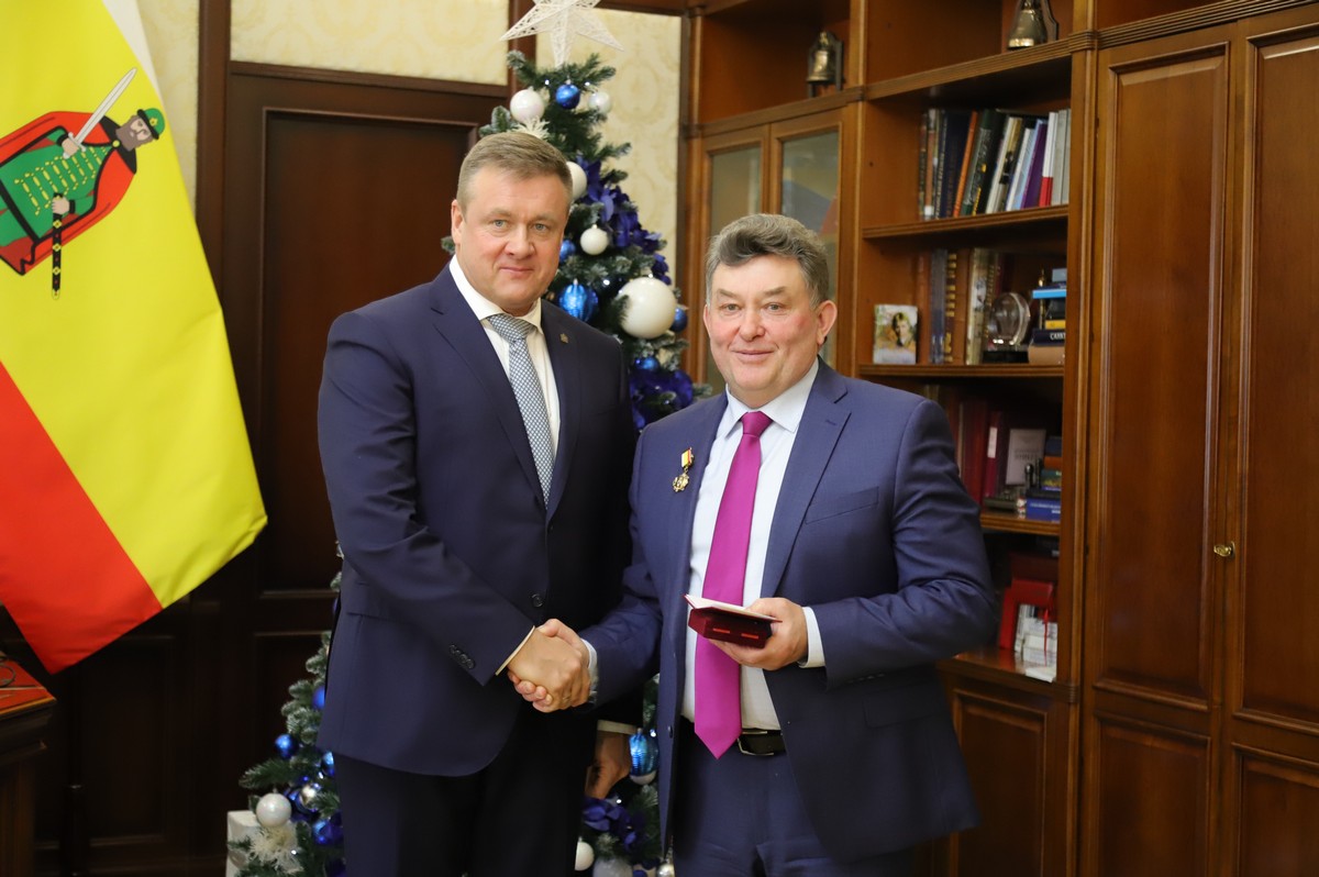 Николай Любимов наградил Алексея Просянникова почётным знаком «За заслуги перед Рязанской областью»
