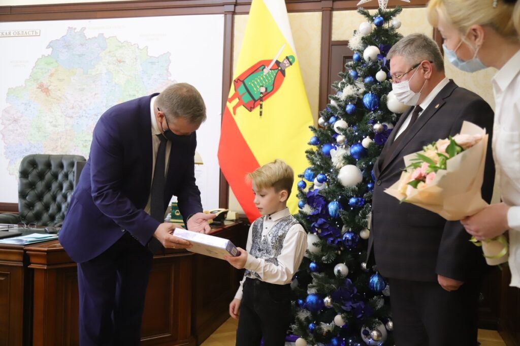 Губернатор передал рязанскому второкласснику подарок от Путина