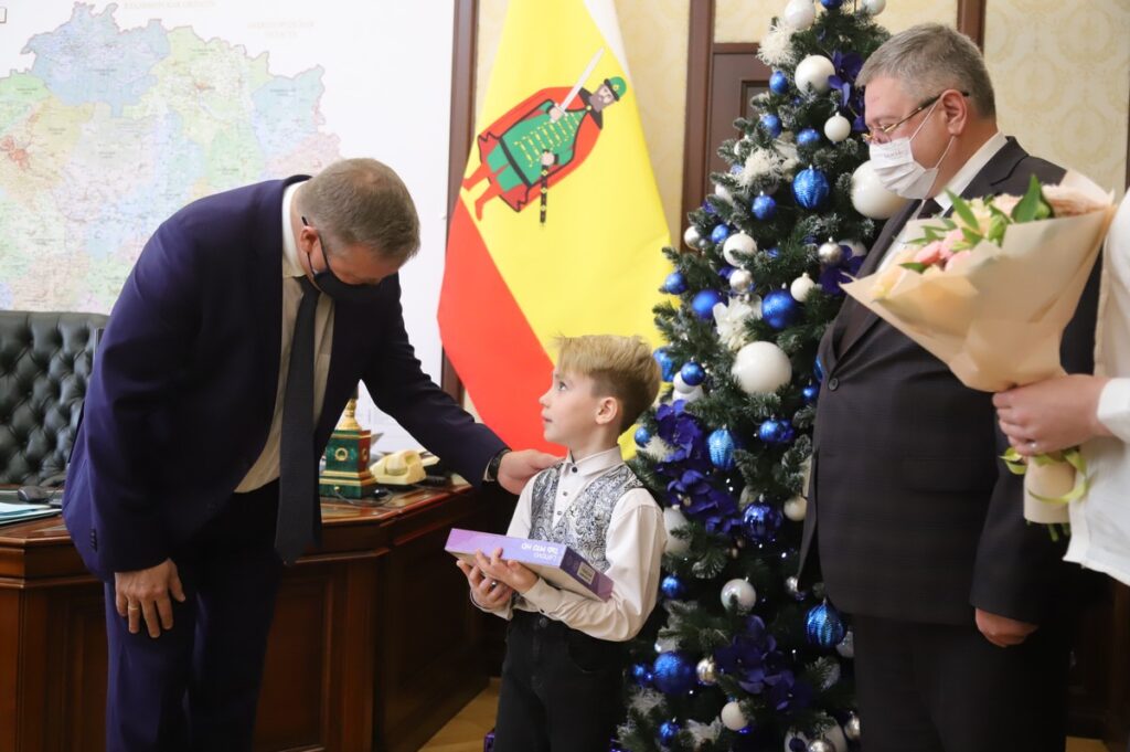 Губернатор передал рязанскому второкласснику подарок от Путина