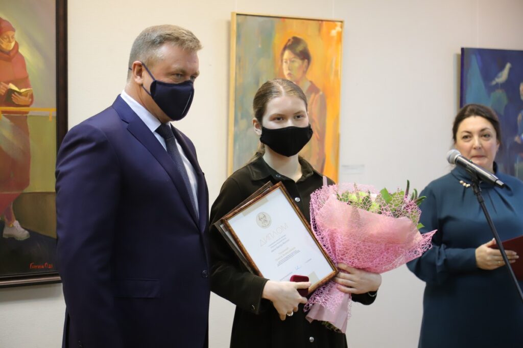 Талантливые рязанки получили из рук губернатора именные стипендии Виктора Иванова