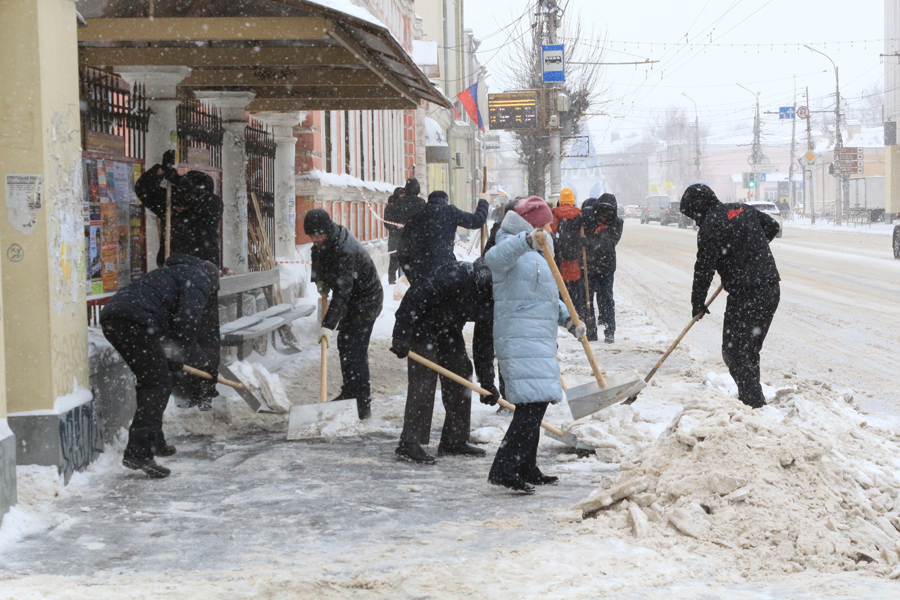 Депутаты и сотрудники областной Думы помогают убирать снег в Рязани