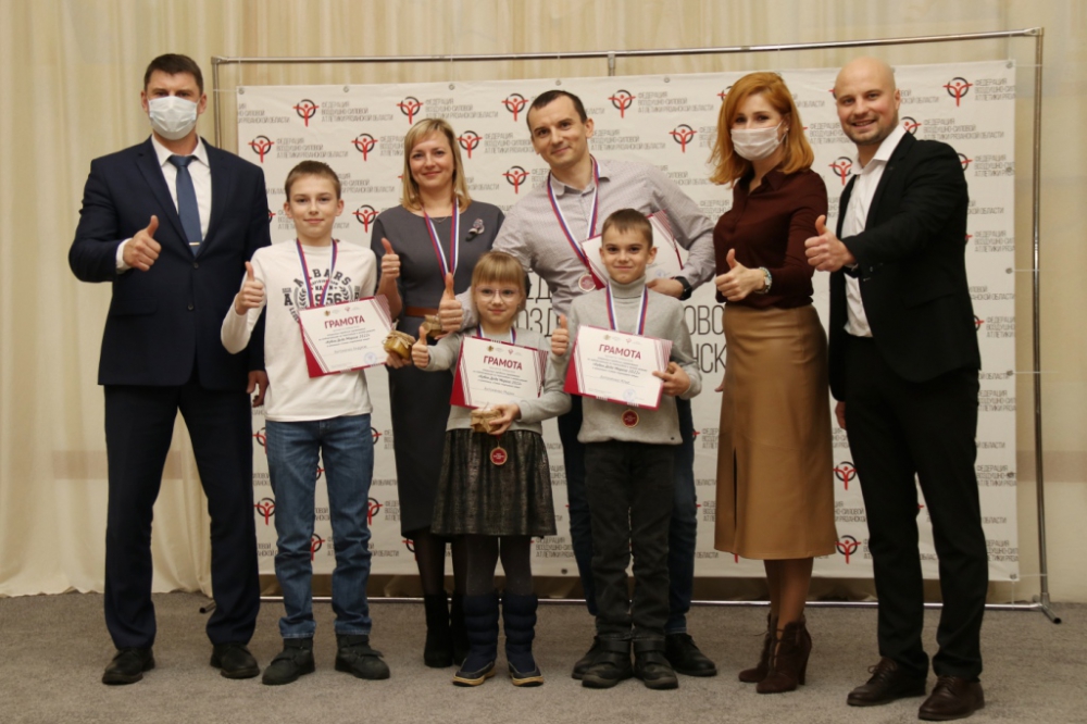 Юлия Рокотянская наградила победителей соревнований по подтягиваниям