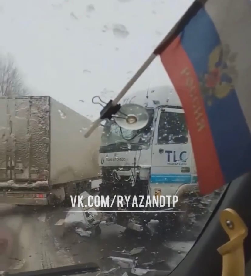 Фура столкнулась с фургоном на автодороге Рязань — Михайлов