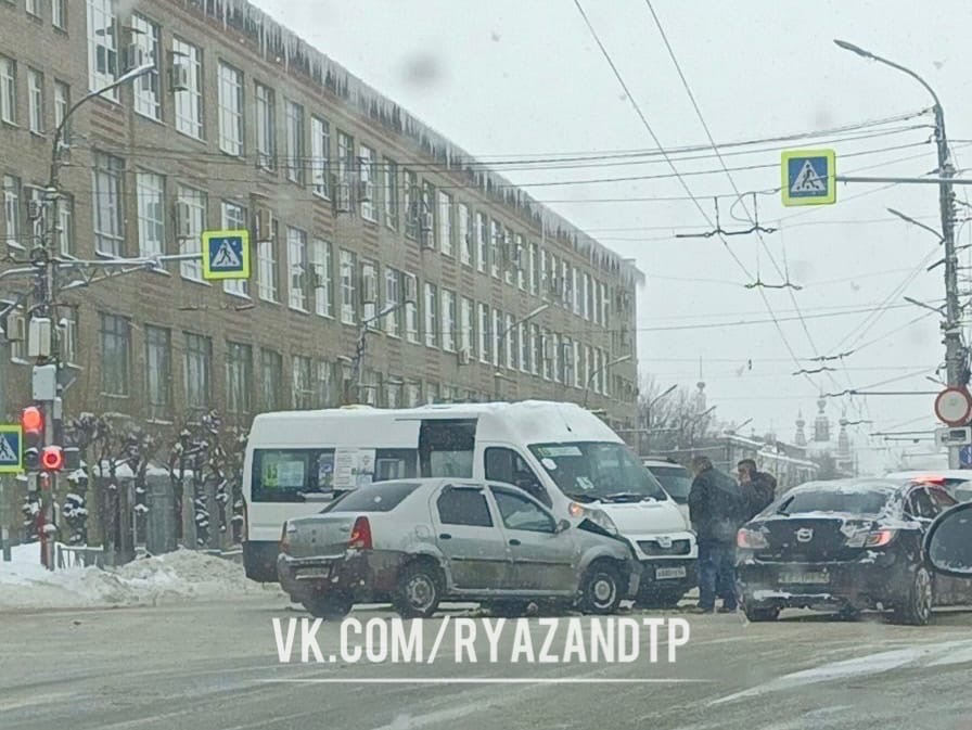 В аварии с маршруткой в Рязани никто не пострадал