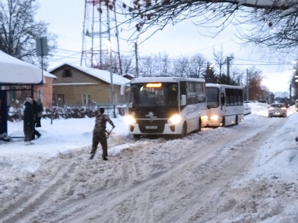 В Рязани водитель маршрутки самостоятельно почистил подъезд к остановке