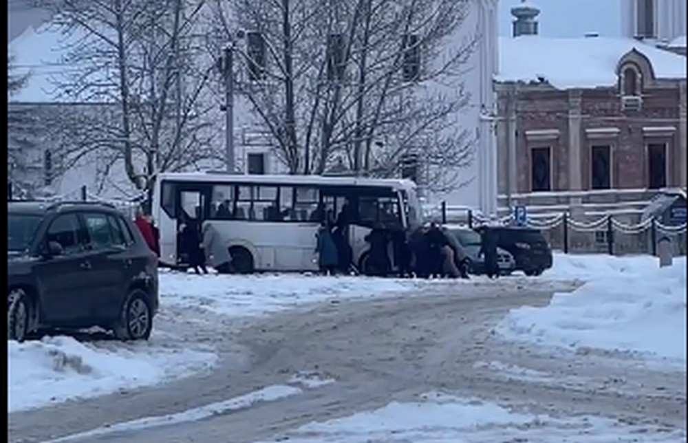 В Касимове туристам пришлось толкать застрявший автобус