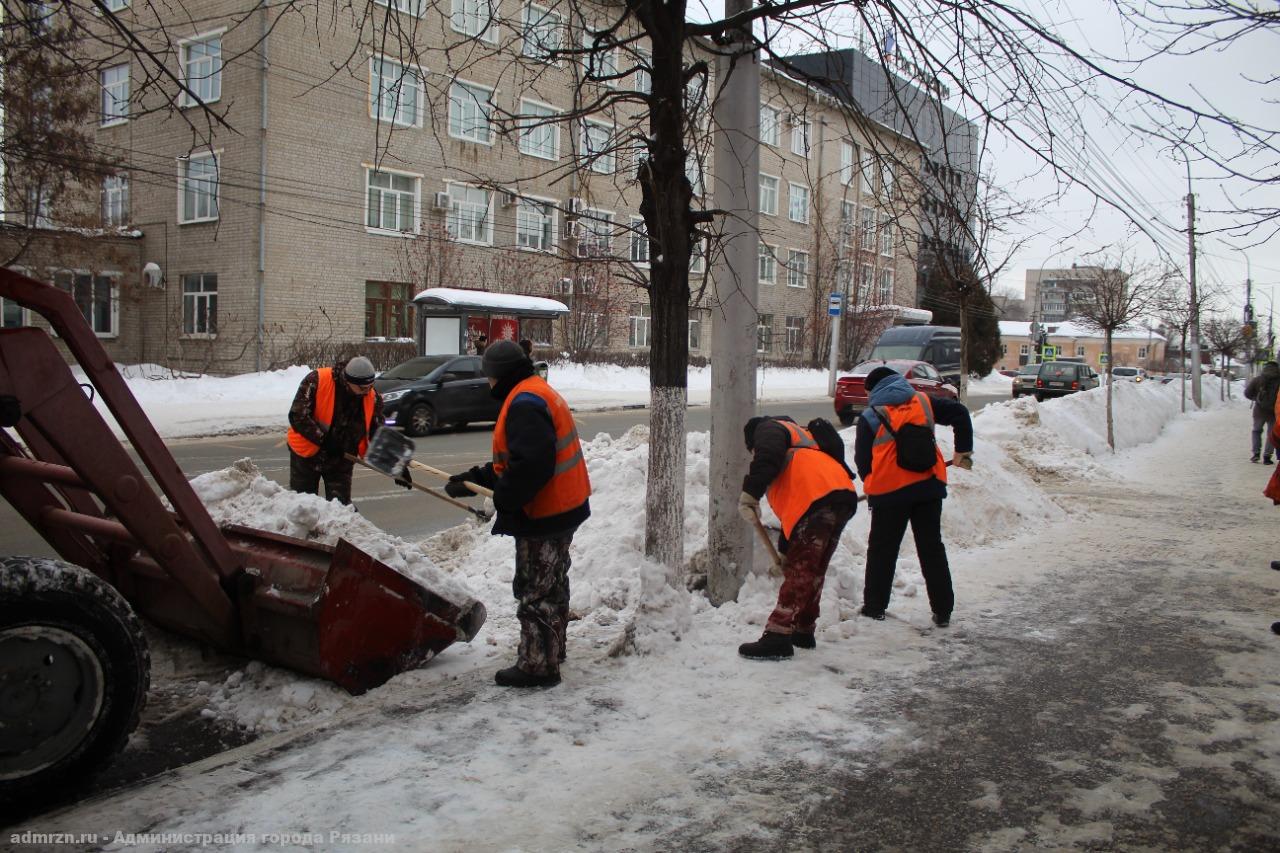 В Рязани на очистку от снега остановок и тротуаров вышли 70 рабочих