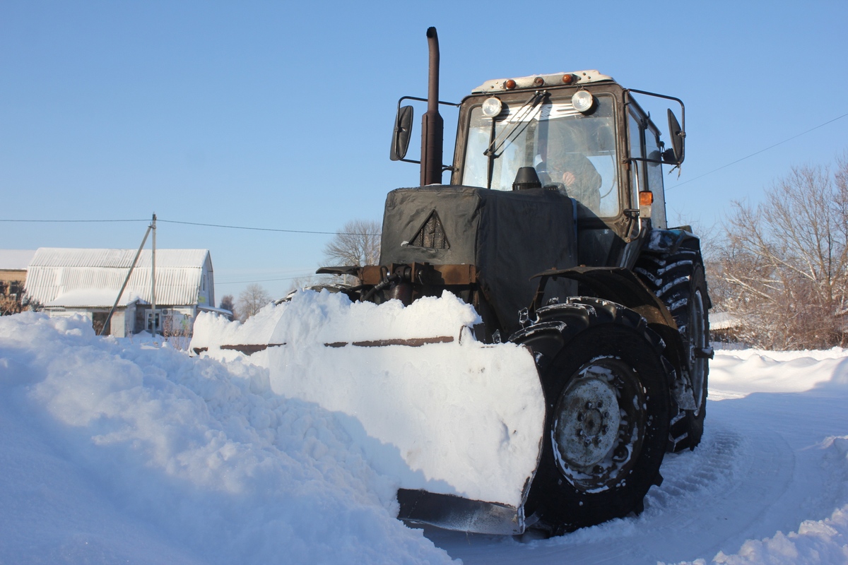 В Рязанской области грейдер завалил снегом машину с тремя детьми