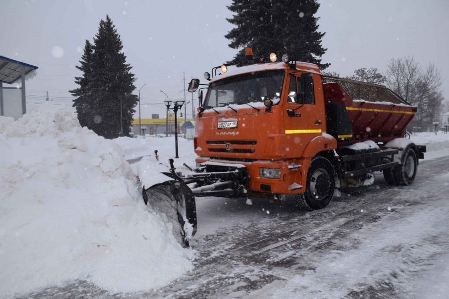 Спецтехника Рязанской НПК ежедневно выходит на уборку снега в городе