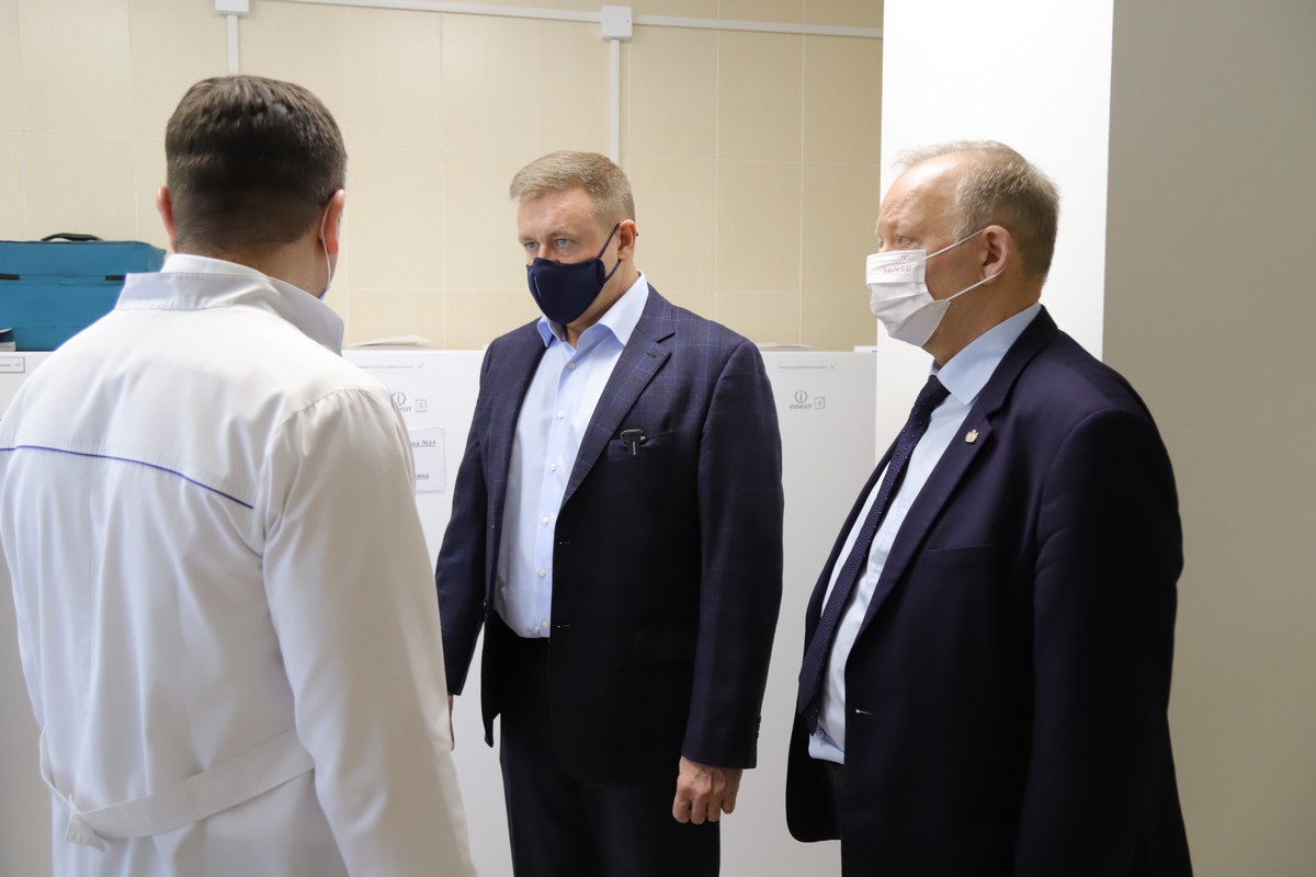 Любимов осмотрел новый центр вакцинации в рязанской больнице №10