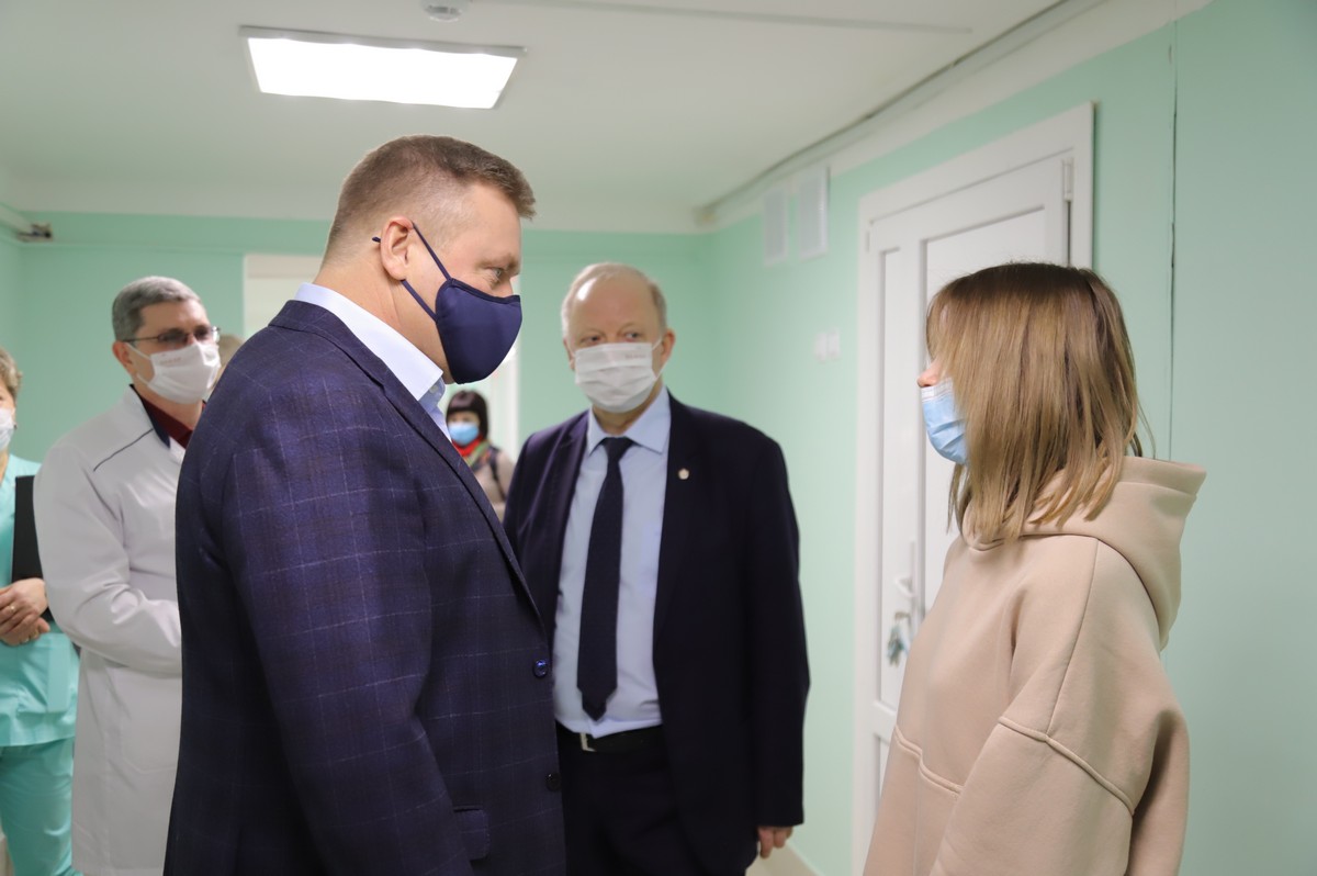 Любимов осмотрел новый центр вакцинации в рязанской больнице №10