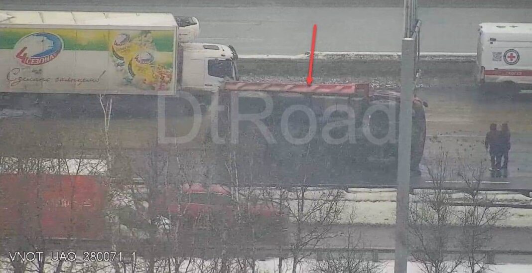 перевернулся грузовик