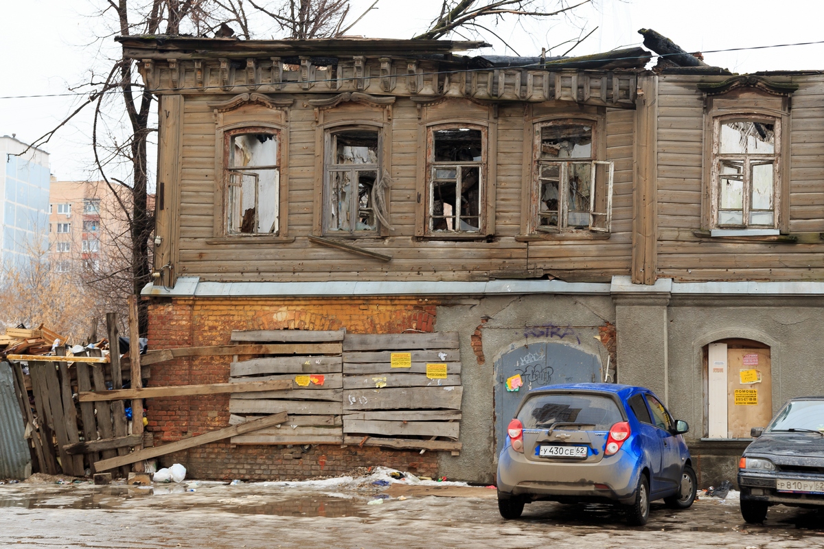 Аварийный дом. Разваленные дома. США аварийный дом. Русские дома в городе.