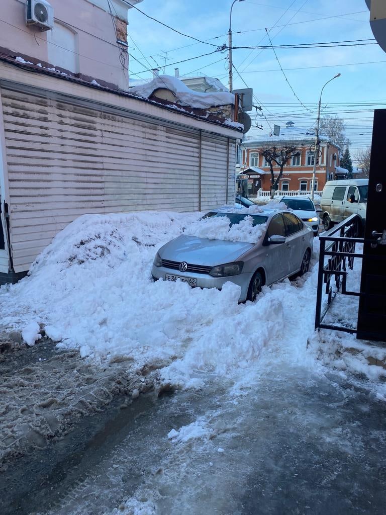 В центре Рязани снег рухнул на легковой автомобиль | 01.02.2022 | Рязань -  БезФормата