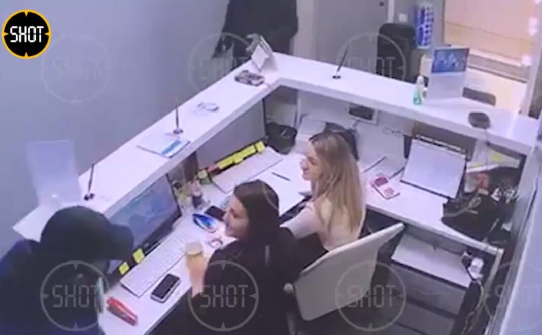 вынесли сейф